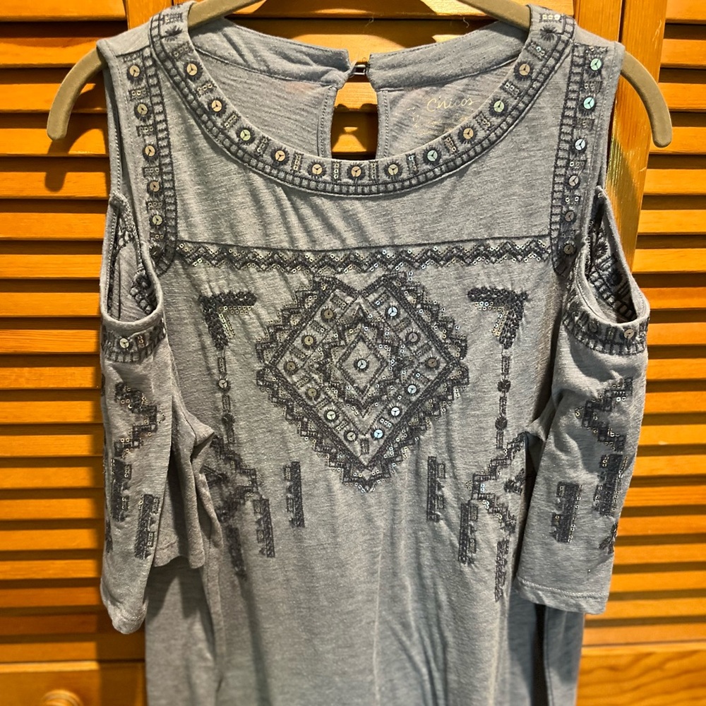 WOMENS CHICO’S 2/L DETAIL TOP